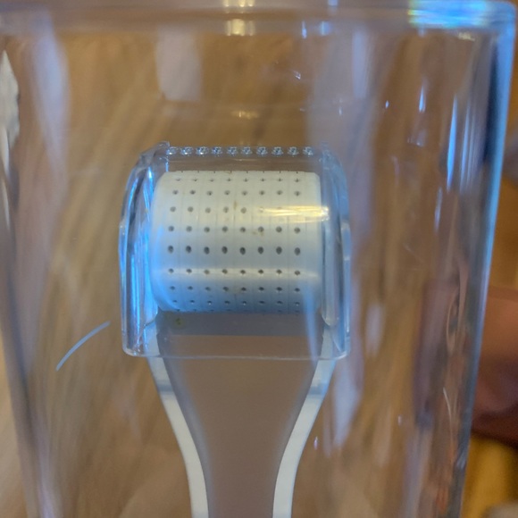 Rodan and Fields R+F Redefine AMP Micro needling tool with container UNUSED. - Picture 3 of 4